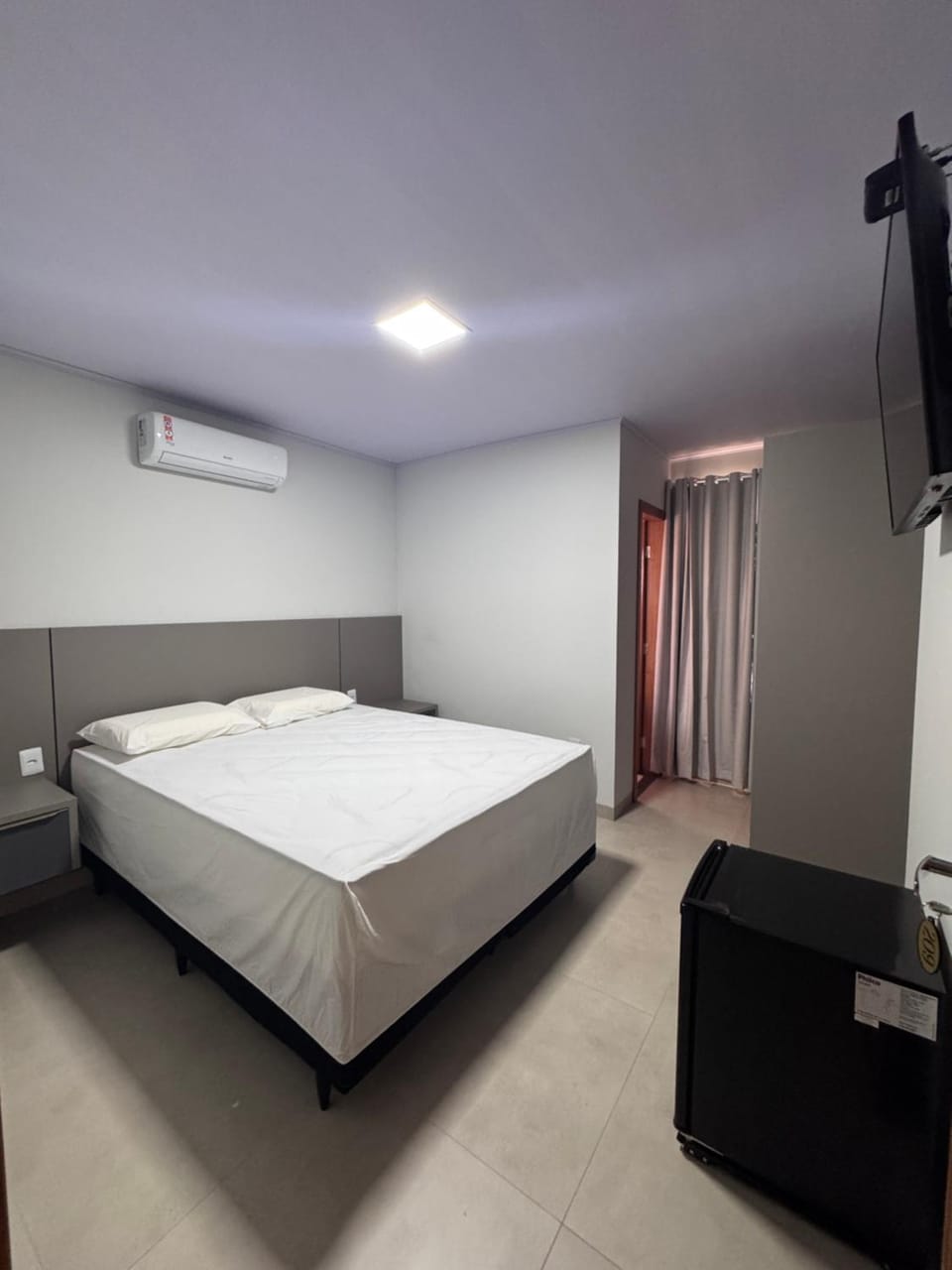 Bed, TV and multimedia, Photo of the whole room, Bedroom, air conditioner