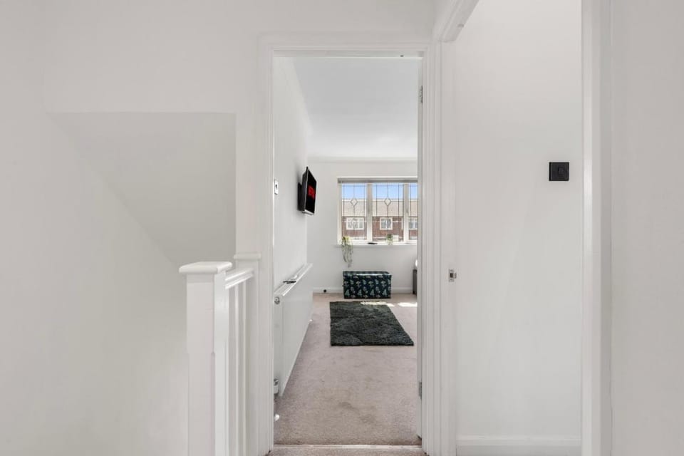 Contemporary 2-Bed House near Basildon Station Apartment in Basildon