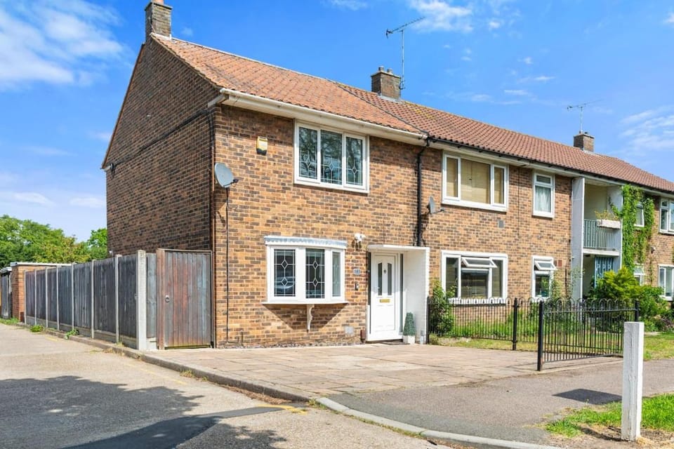 Contemporary 2-Bed House near Basildon Station Apartment in Basildon