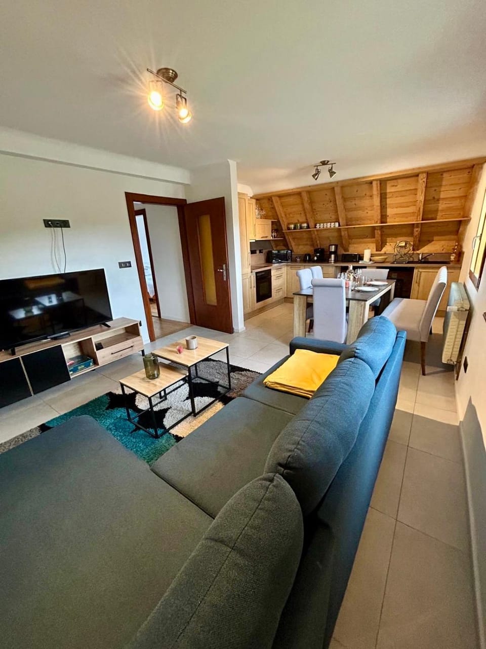 TV and multimedia, Kitchen or kitchenette, Living room, Seating area, Dining area