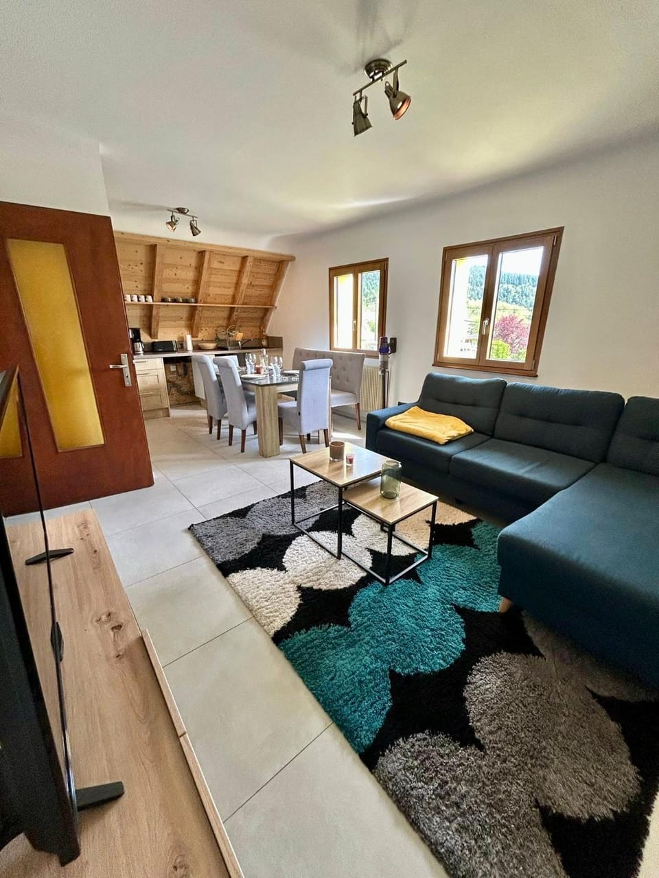 Kitchen or kitchenette, Seating area, Dining area
