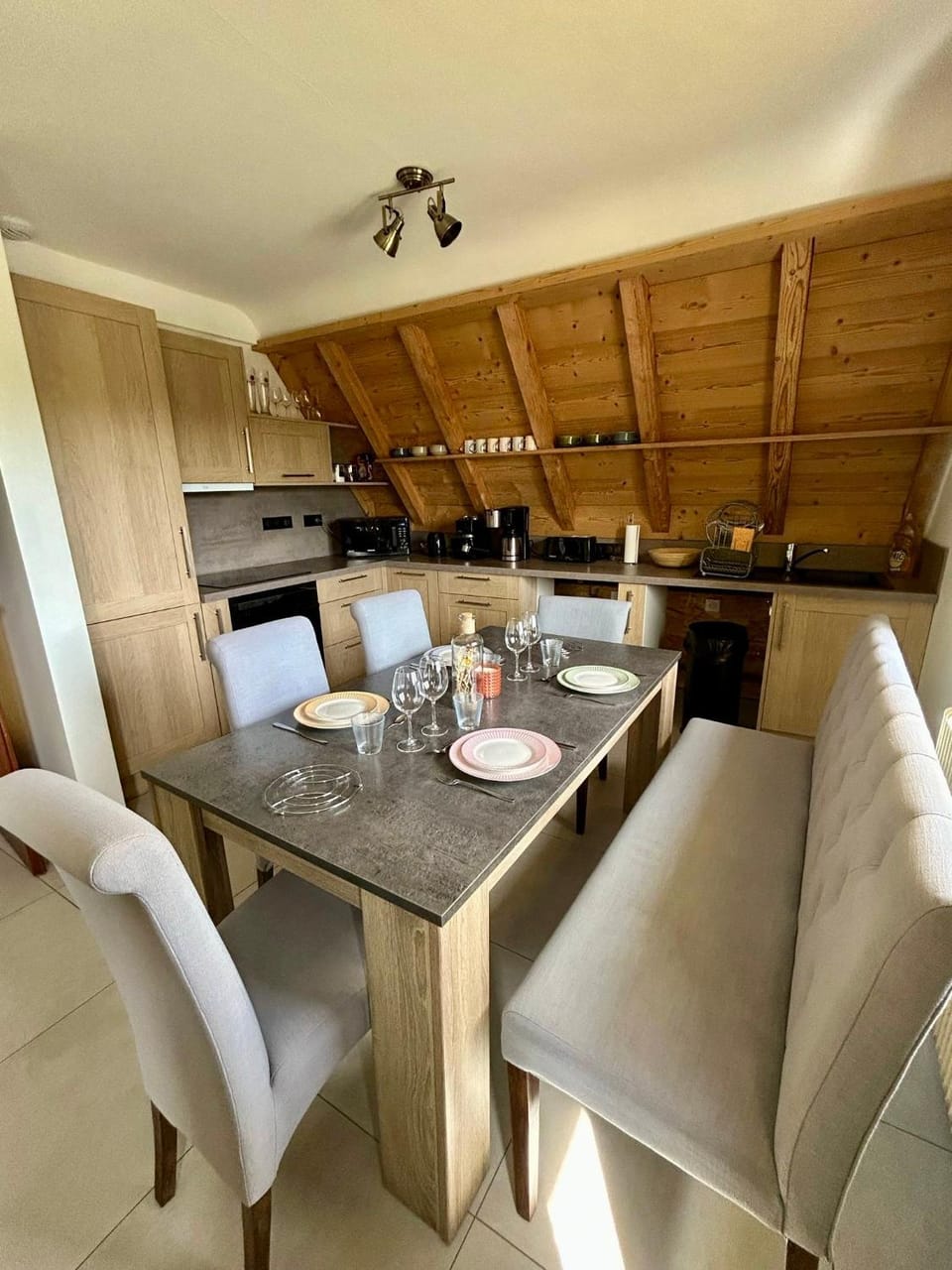 Kitchen or kitchenette, Dining area