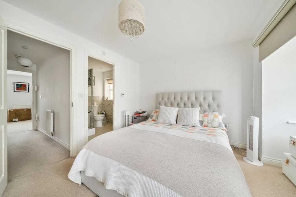 COZY One Bedroom Apartment With OWN LOUNGE and BATHROOM in SHARED House 2nd Floor With WIFI AND LOVELY LANDSCAPE VIEW Vacation rental in Bromley
