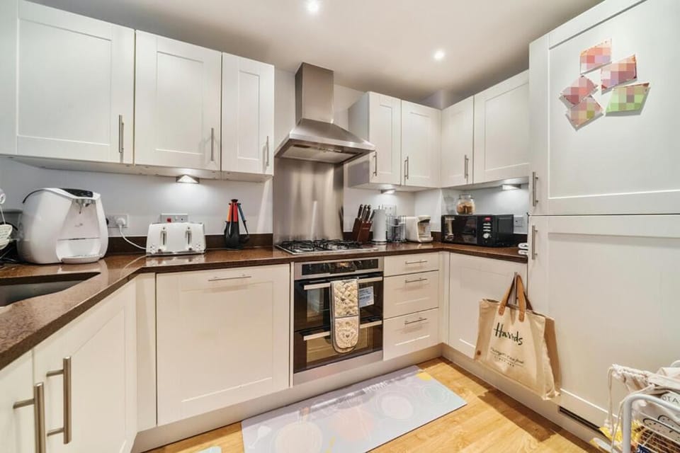 COZY One Bedroom Apartment With OWN LOUNGE and BATHROOM in SHARED House 2nd Floor With WIFI AND LOVELY LANDSCAPE VIEW Vacation rental in Bromley