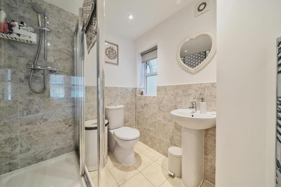 COZY One Bedroom Apartment With OWN LOUNGE and BATHROOM in SHARED House 2nd Floor With WIFI AND LOVELY LANDSCAPE VIEW Vacation rental in Bromley