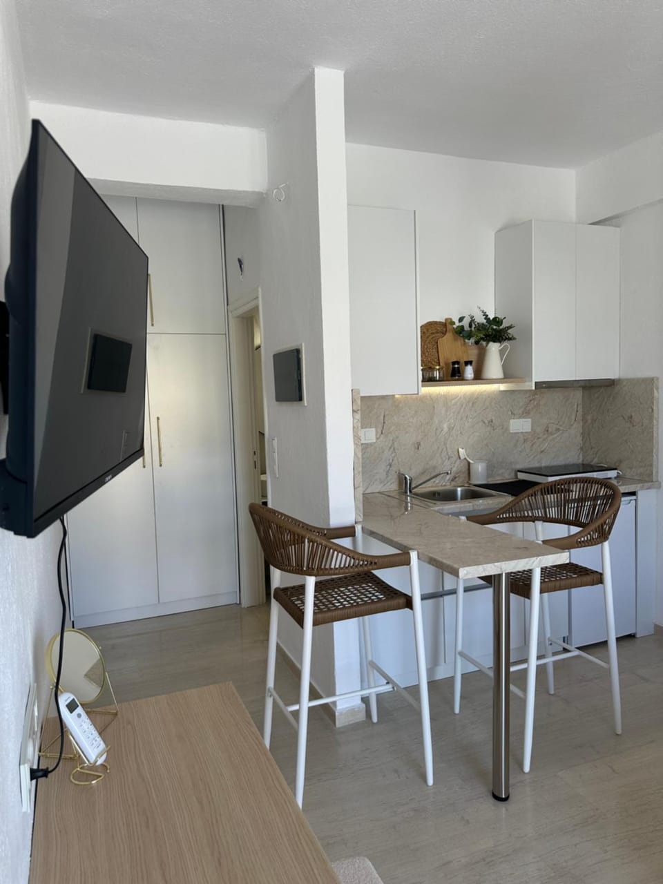 TV and multimedia, Kitchen or kitchenette, Dining area, minibar, stove