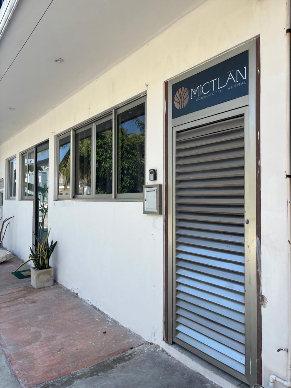 Facade/entrance