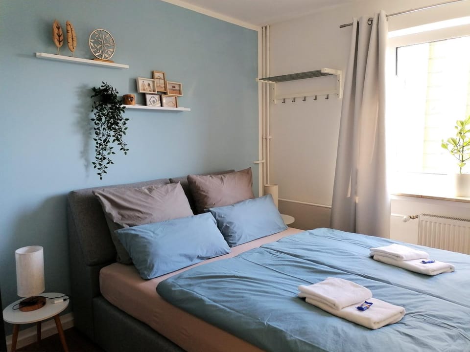 Bed, Bedroom, towels