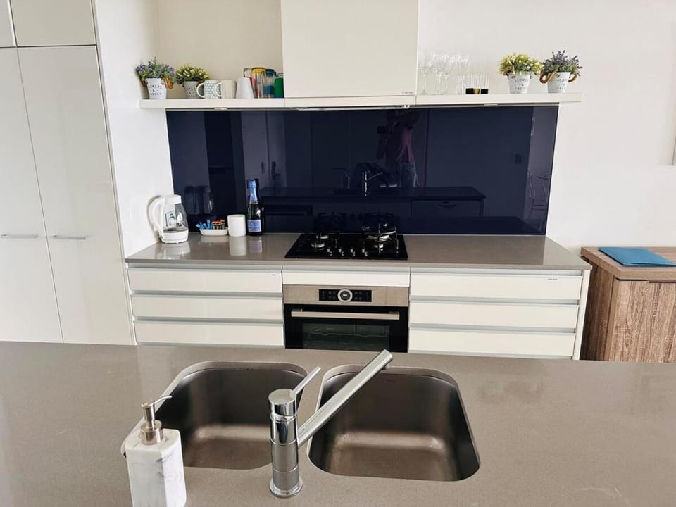 Mantra Circle on Cavill High Floor Spa Luxury Apartment in Surfers Paradise
