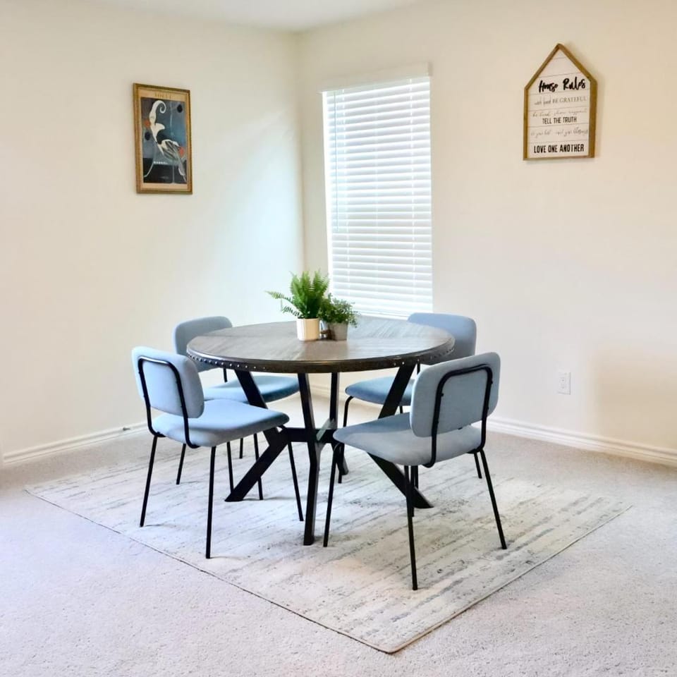 Near Airport & Prime Location Getaway sleeps 8 House in San Antonio