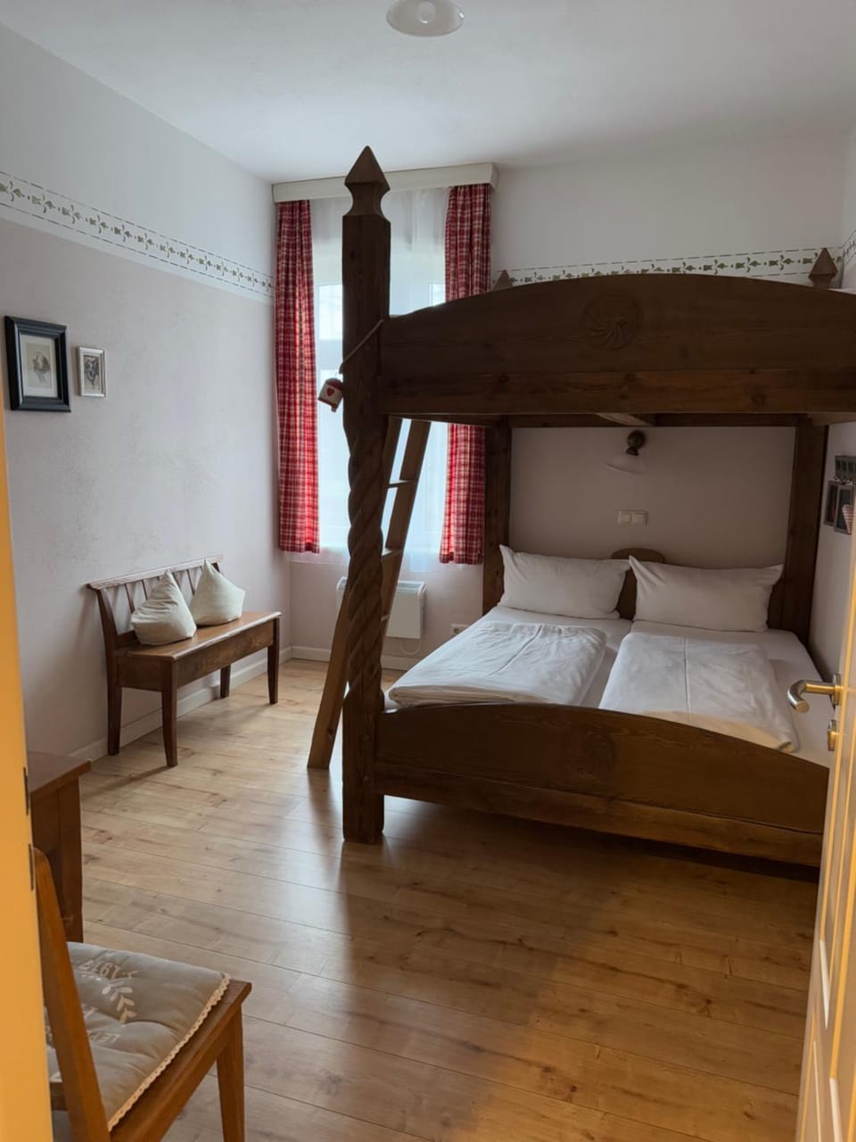 Bed, Photo of the whole room, bunk bed