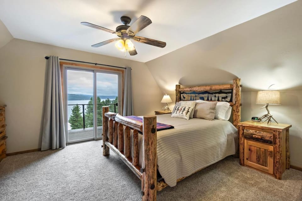 Bed, Natural landscape, Photo of the whole room, Bedroom