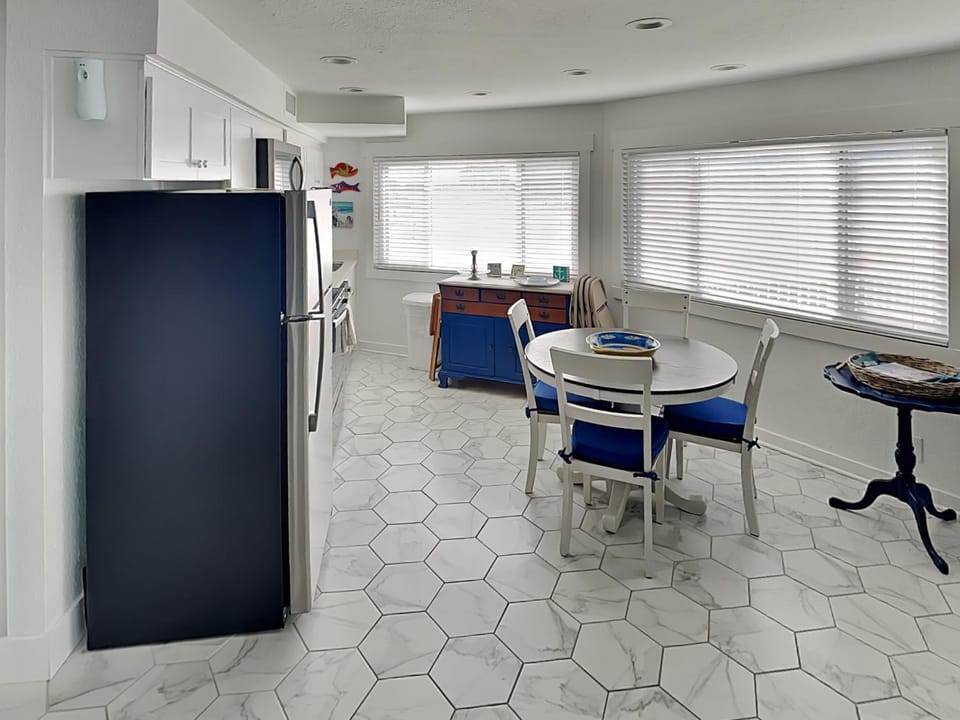 Kitchen or kitchenette, Seating area, Dining area, furniture, microwave