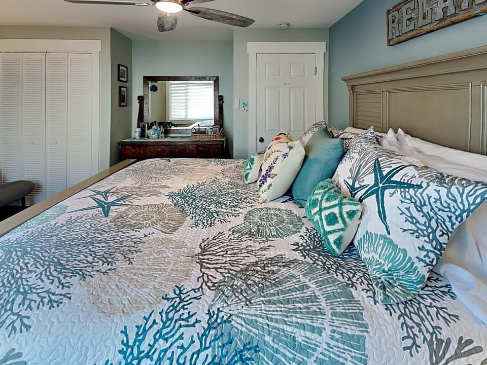 Bed, Bedroom, furniture, wardrobe, air conditioner