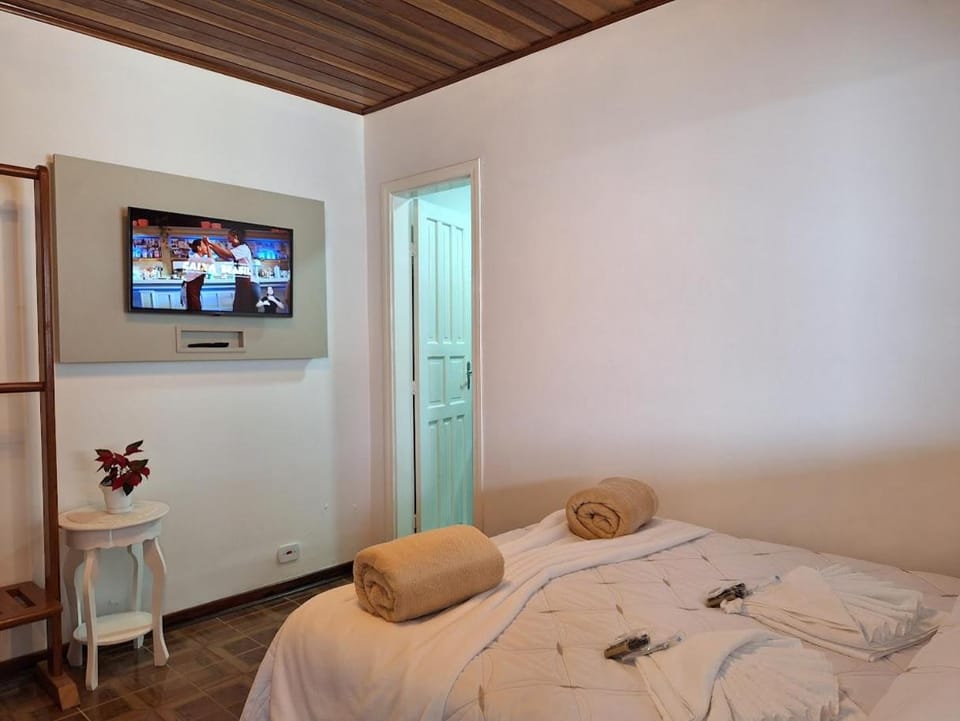 Bed, TV and multimedia, Photo of the whole room, Bedroom, towels