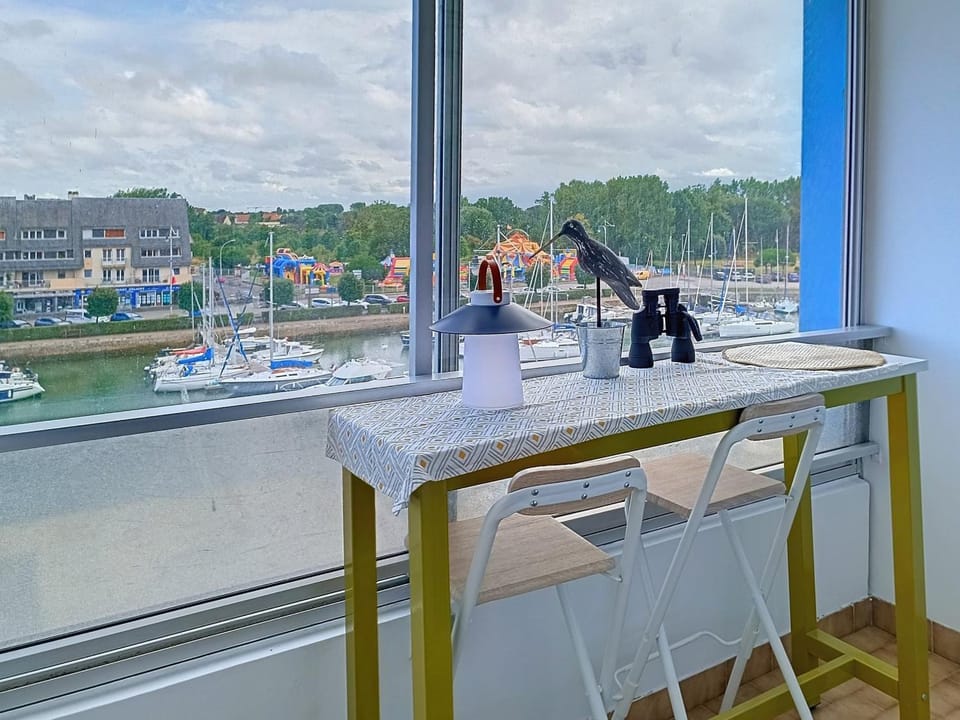 Studio lumineux avec vue sur port, parking et wifi - FR-1-746-27 Apartment in Courseulles-sur-Mer