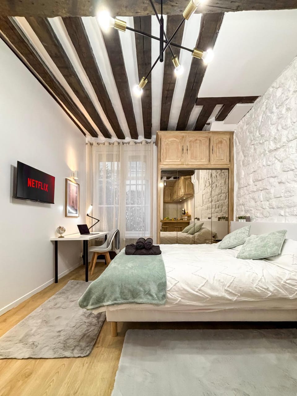 Bed, TV and multimedia, Photo of the whole room, Seating area, Bedroom