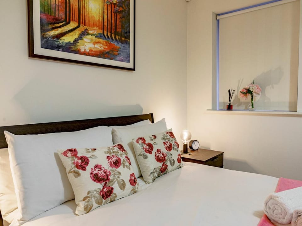 Bed, Other, Photo of the whole room, Decorative detail, Bedroom