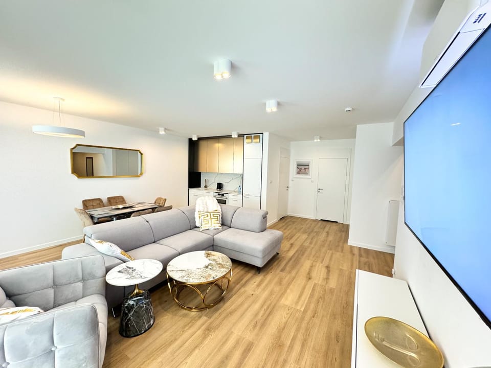 TV and multimedia, Kitchen or kitchenette, Living room, Seating area, Dinner, internet