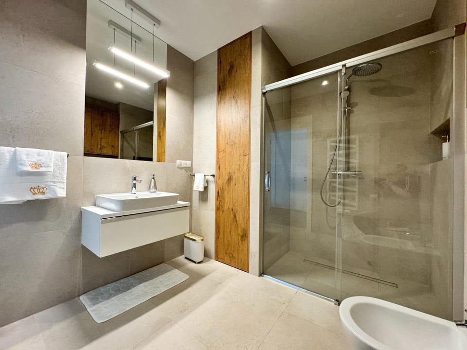 Shower, Toilet, Bathroom, Bath, bidet, towels