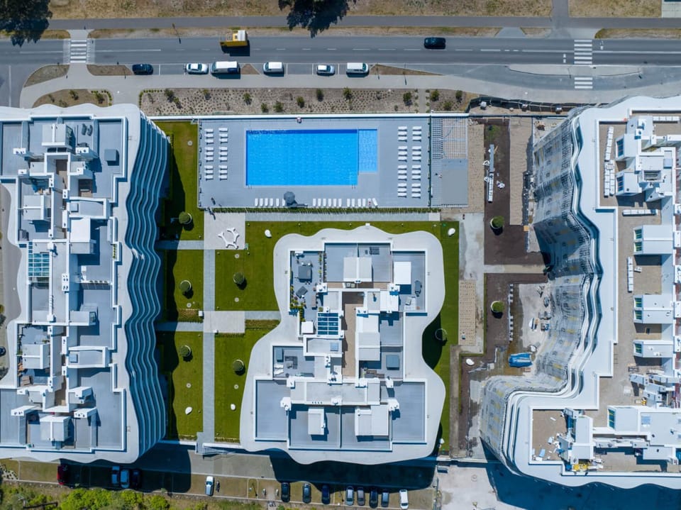 Property building, Day, Neighbourhood, Bird's eye view, City view, Pool view, Street view, Swimming pool, Location, Parking