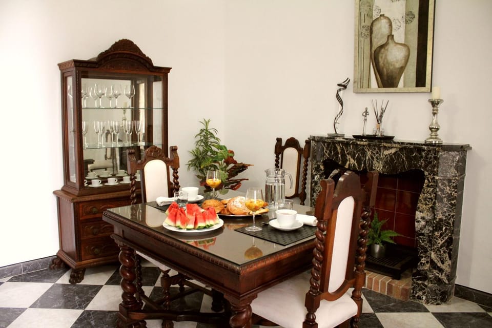 Food and drinks, Dining area, Breakfast