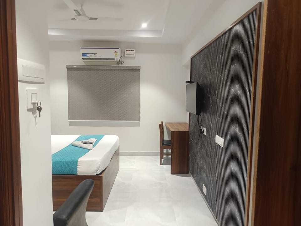 TV and multimedia, Photo of the whole room, air conditioner