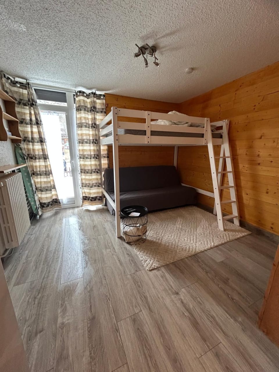 Bed, Photo of the whole room, Seating area, Bedroom