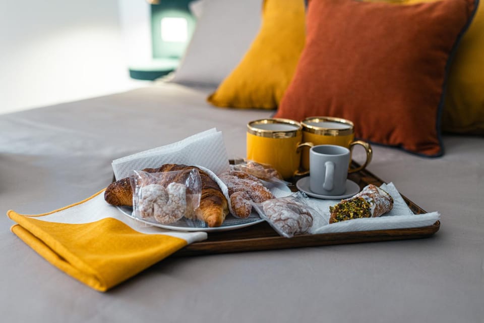 Bed, Food and drinks, Breakfast, Drinks
