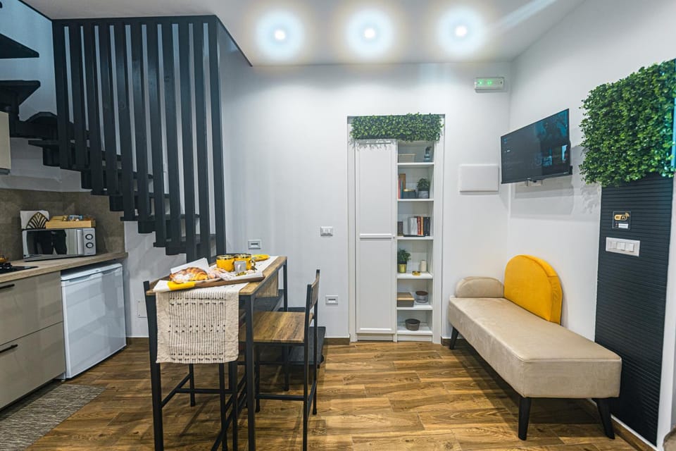 Day, Kitchen or kitchenette, Living room, Food and drinks, Seating area, Floor plan, Dining area, Food, stove