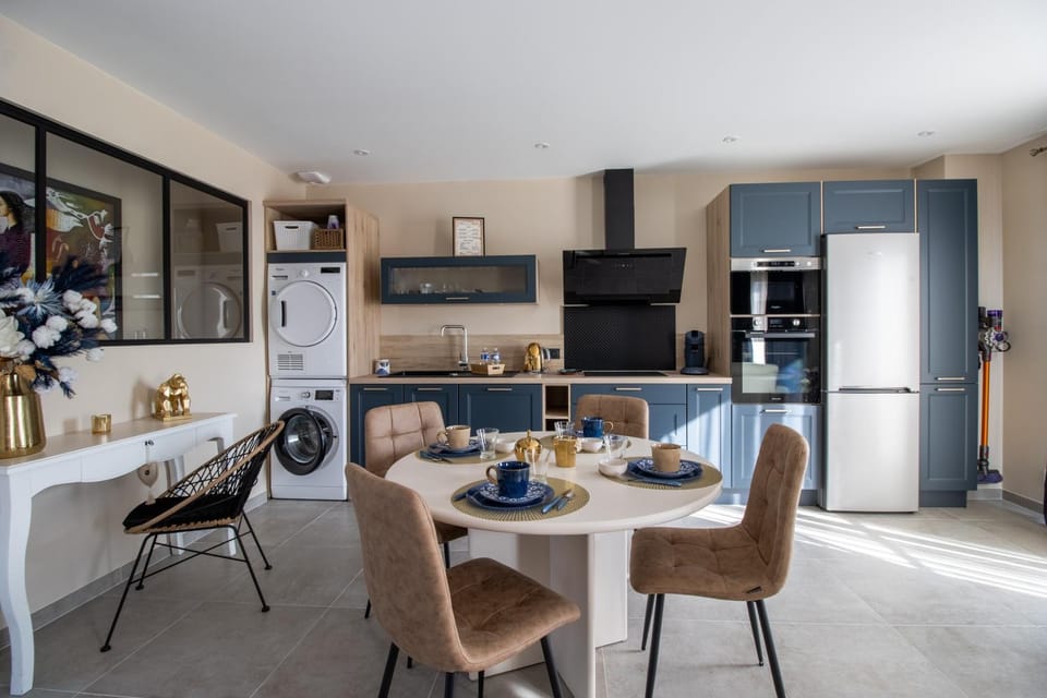 Property building, Kitchen or kitchenette, Living room