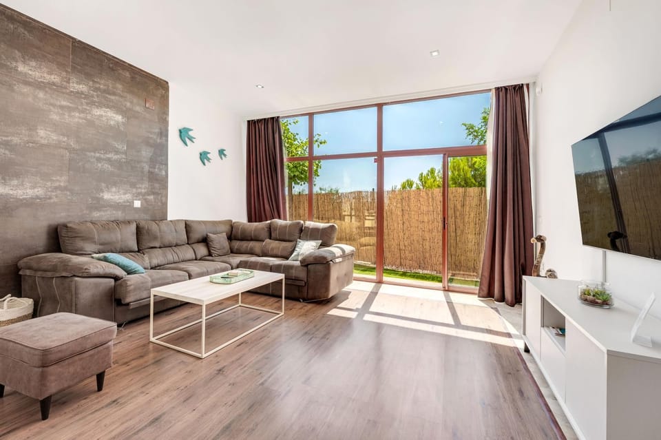 Garden, TV and multimedia, Living room, Seating area, Garden view, fireplace, fireplace, air conditioner, air conditioner