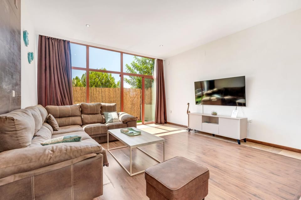 TV and multimedia, Living room, Garden view, Garden view
