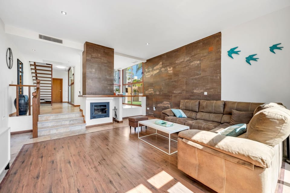 Seating area, Garden view, Garden view, fireplace, fireplace, air conditioner, air conditioner
