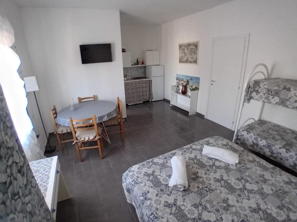 Kitchen or kitchenette, Photo of the whole room, Seating area