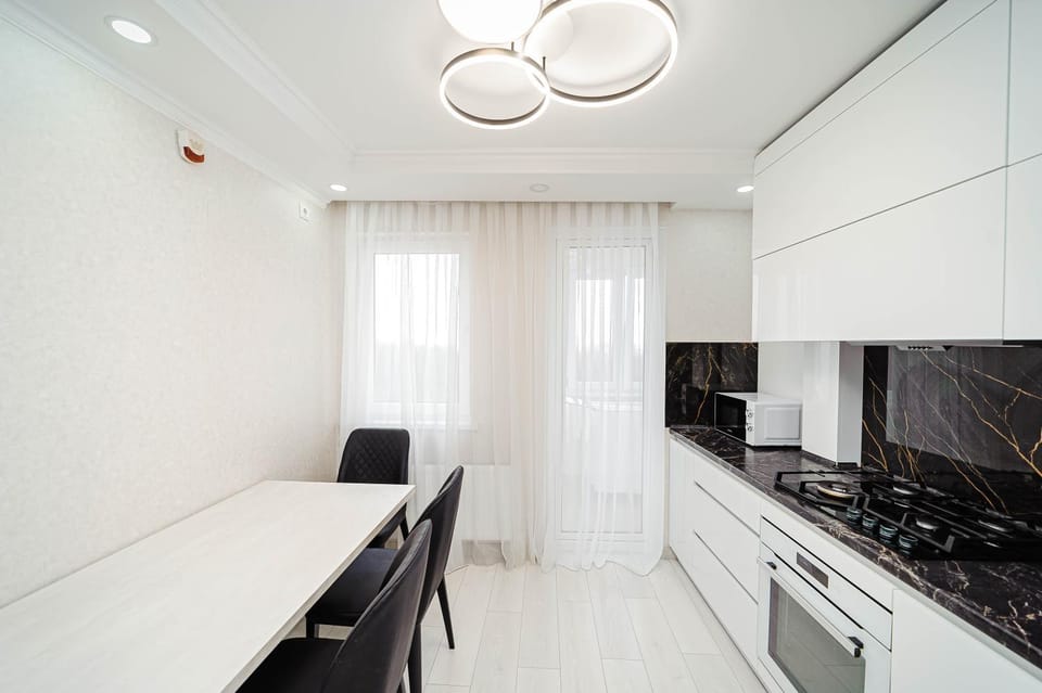 Kitchen or kitchenette, Dining area, stove