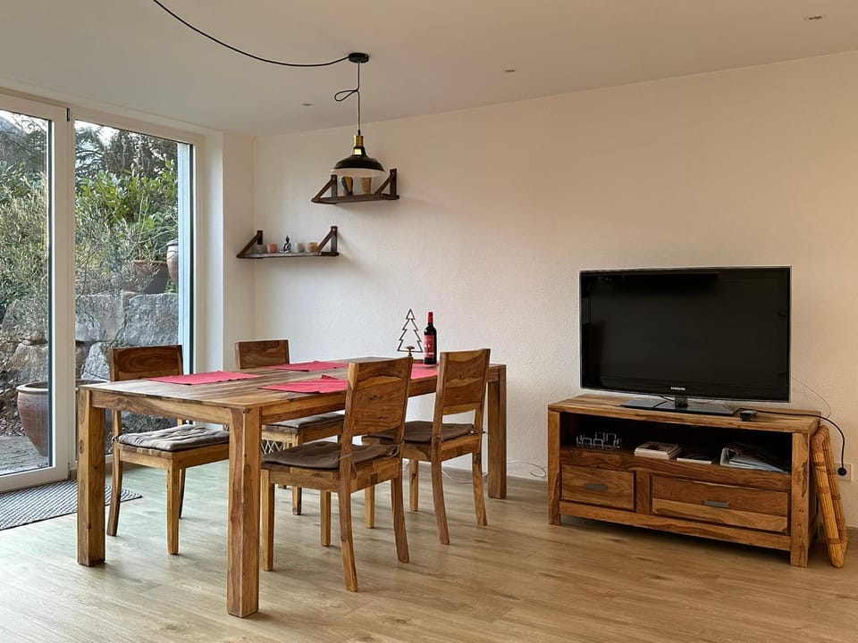 TV and multimedia, Seating area, Dining area