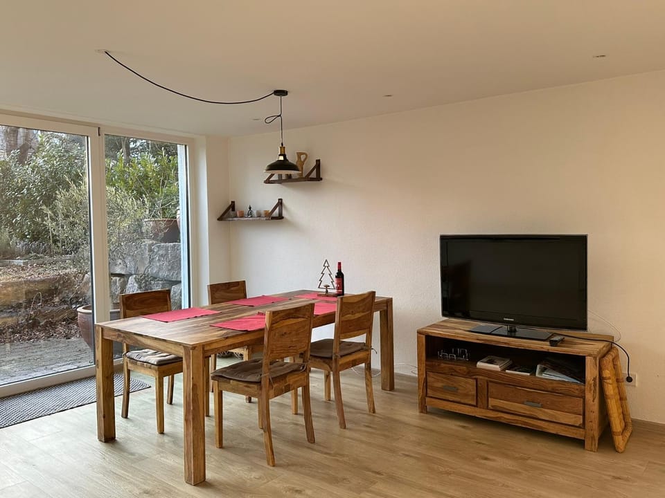 TV and multimedia, Seating area, Dining area