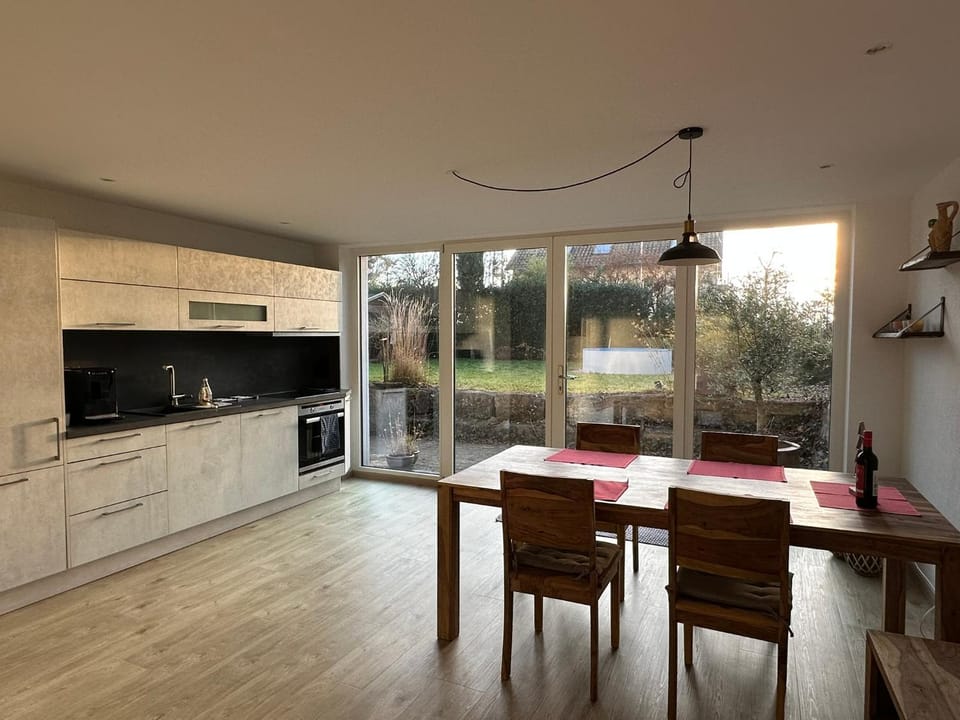 Kitchen or kitchenette, dishwasher, oven