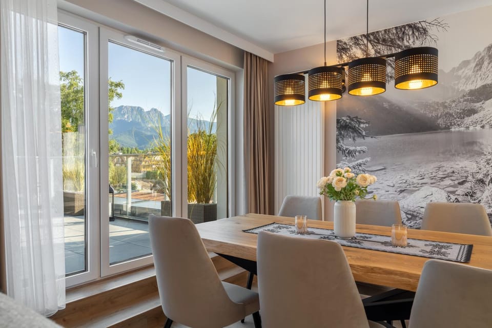 Living room, Seating area, Dining area, Mountain view