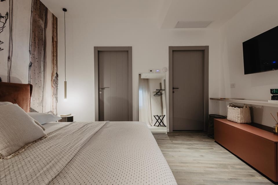 Bed, TV and multimedia, Living room, Photo of the whole room, Seating area, Bedroom, wardrobe