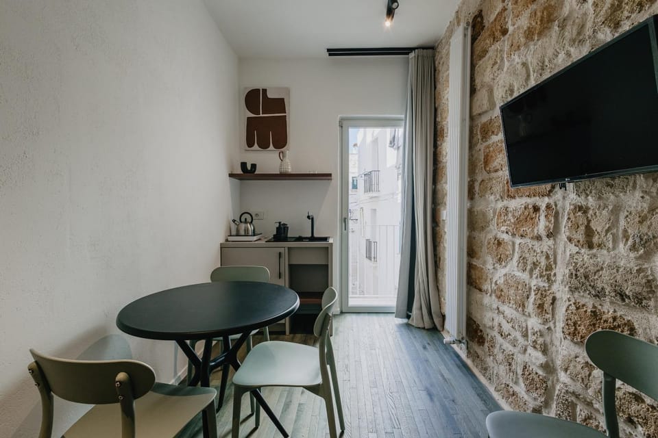 TV and multimedia, Kitchen or kitchenette, Living room, Seating area, Dining area