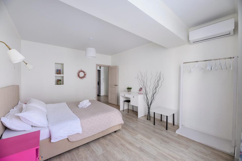 Bed, Bedroom, towels, air conditioner