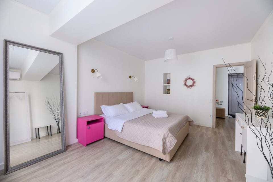 Bed, Bedroom, towels