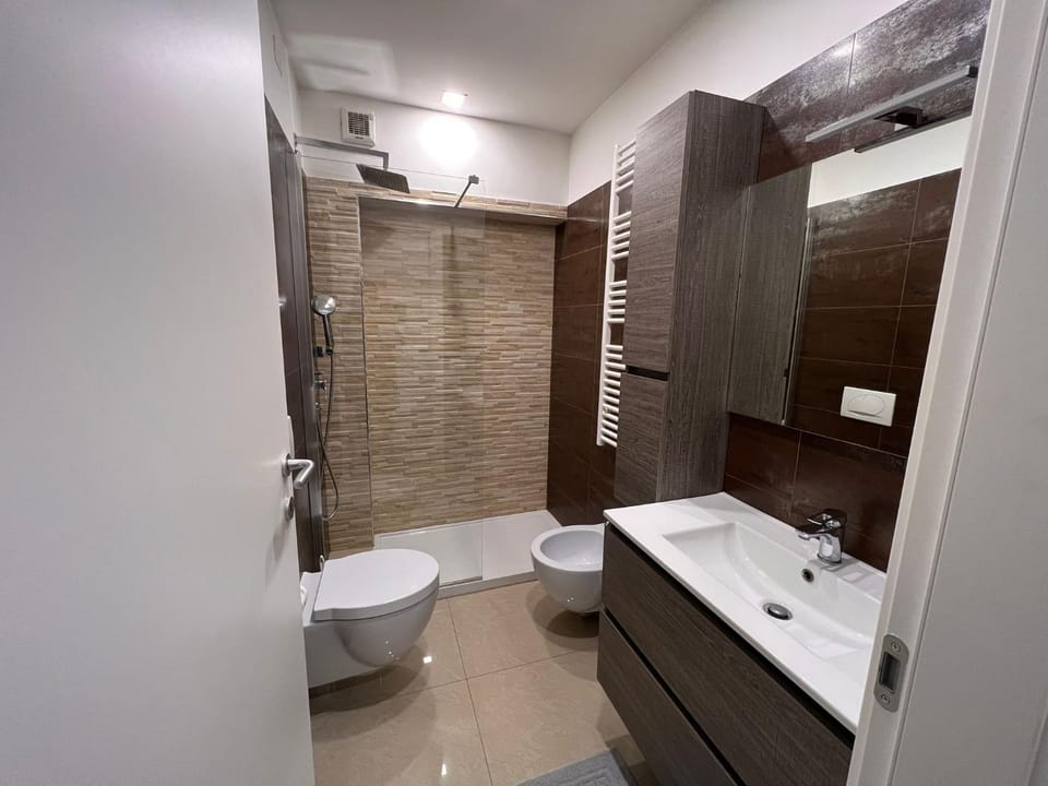 Shower, Toilet, Bathroom, Bath, bidet, towels