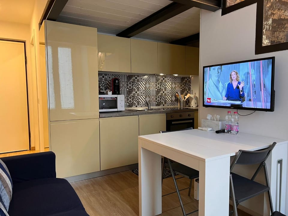 TV and multimedia, Kitchen or kitchenette, Seating area, Dining area, oven, stove