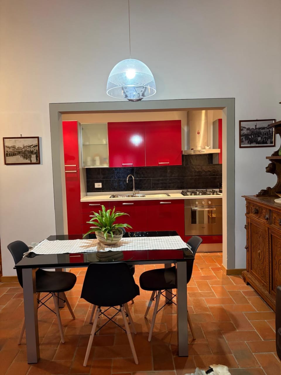 Kitchen or kitchenette, Dining area