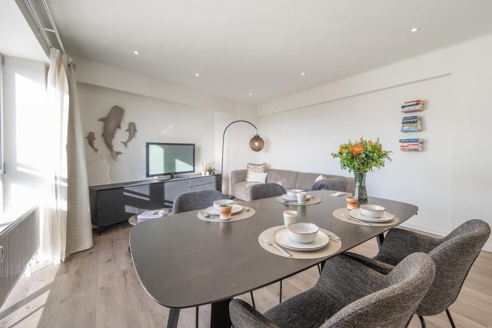 TV and multimedia, Living room, Seating area, Dining area