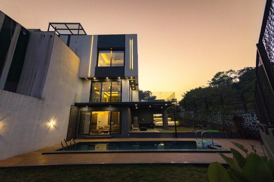 Property building, Garden, Balcony/Terrace, Pool view, Swimming pool