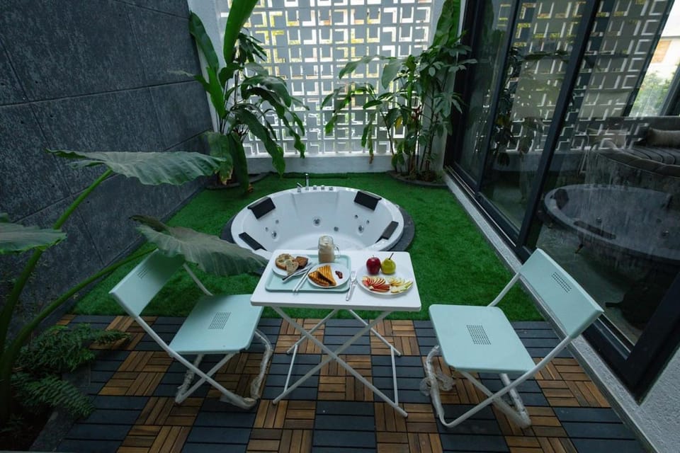 Day, Food and drinks, Seating area, Dining area, Inner courtyard view